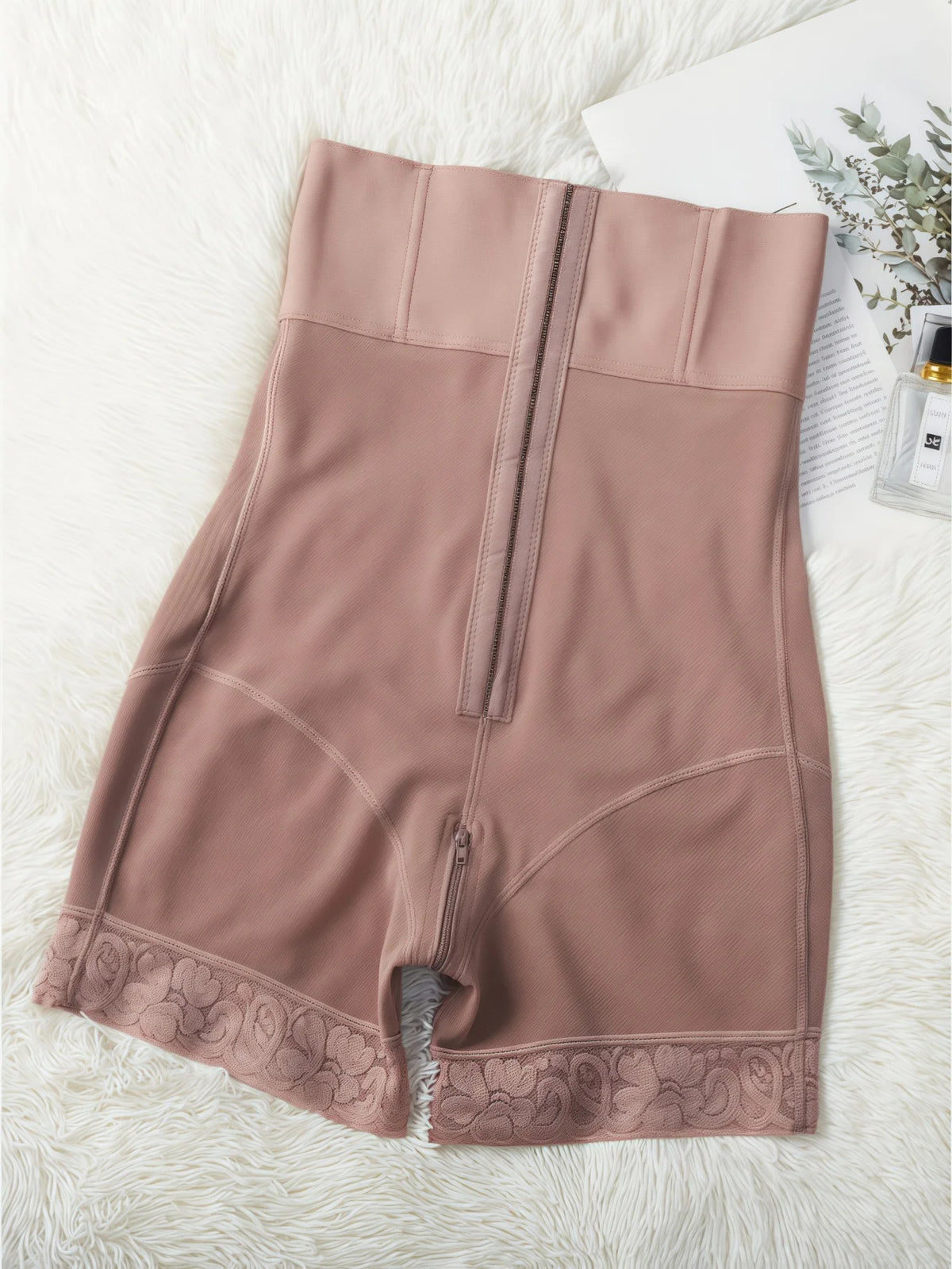 Faja short moldeadora beige bajo vestido ajustado, efecto invisible