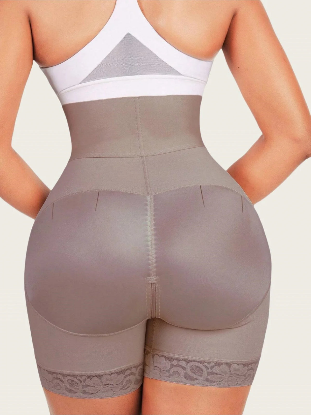 Faja short moldeadora negra, detalle de los corchetes delanteros