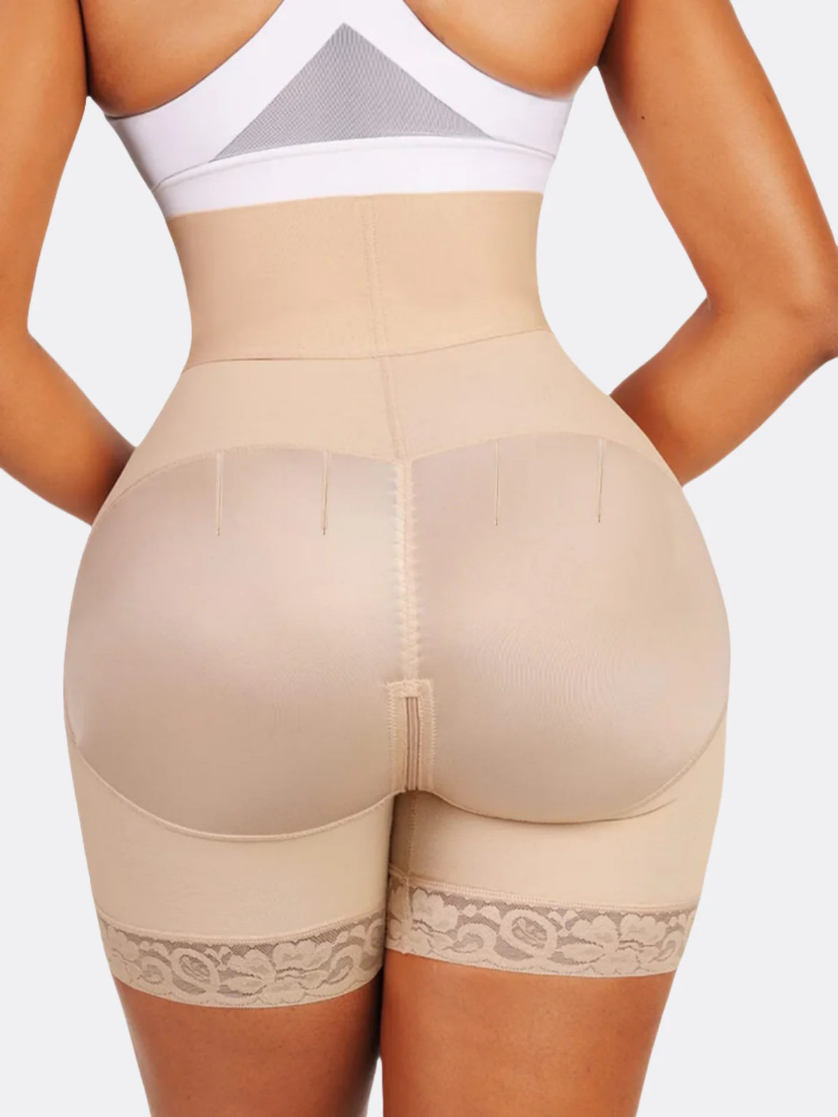 Faja short moldeadora marrón, vista trasera con efecto levanta glúteos
