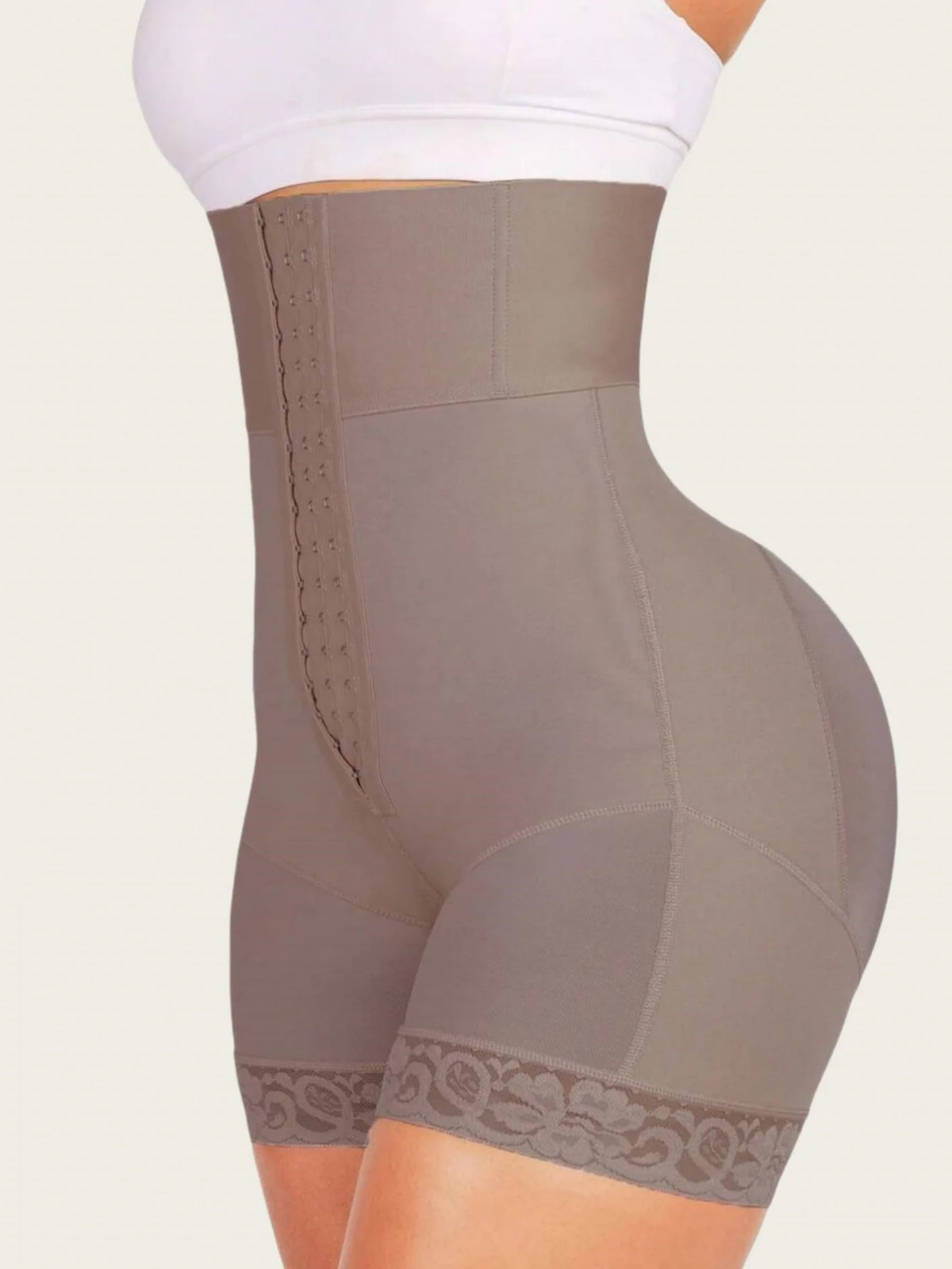 Faja short moldeadora, detalle del encaje antideslizante en la pierna